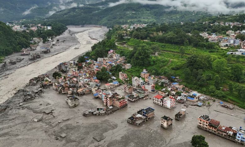 Dégâts causés par une crue soudaine à Trishuli, au Népal