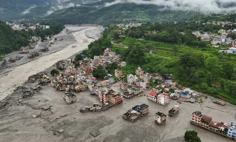 Dégâts causés par une crue soudaine à Trishuli, au Népal