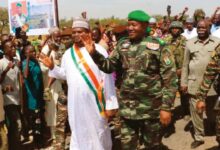 Le général Abdourahamane Tiani entouré de militaires et de citoyens au Niger