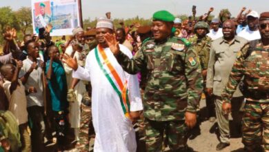 Le général Abdourahamane Tiani entouré de militaires et de citoyens au Niger