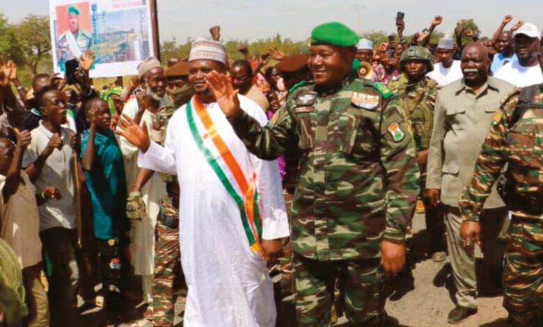 Le général Abdourahamane Tiani entouré de militaires et de citoyens au Niger