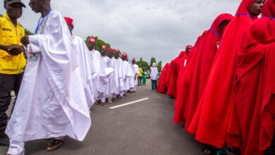 Des couples alignés lors du mariage collectif organisé à Kano