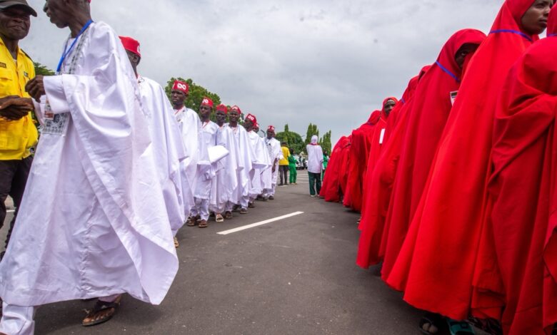 Des couples alignés lors du mariage collectif organisé à Kano