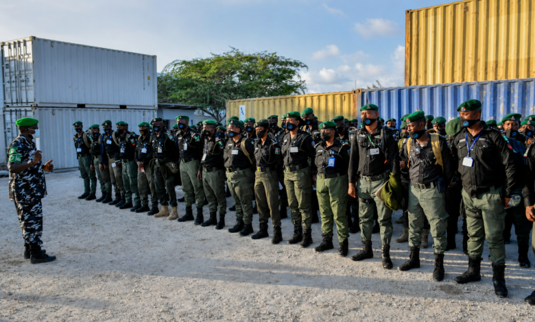 Un groupe de policiers nigérians en uniforme