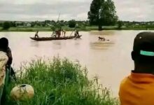 Habitants observant les recherches après le naufrage d’une embarcation à Sokoto