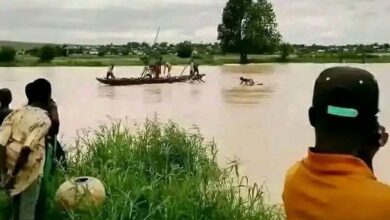 Habitants observant les recherches après le naufrage d’une embarcation à Sokoto