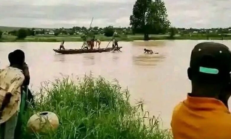 Habitants observant les recherches après le naufrage d’une embarcation à Sokoto