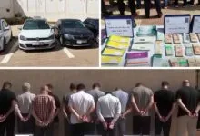 Des véhicules, des documents et les suspects présentés après une opération de police à Oran