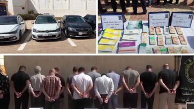 Des véhicules, des documents et les suspects présentés après une opération de police à Oran