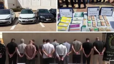 Des véhicules, des documents et les suspects présentés après une opération de police à Oran