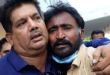 Des proches bouleversés devant l’hôpital PIMS à Islamabad