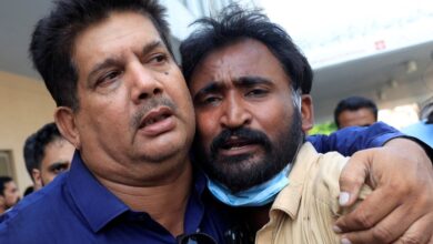 Des proches bouleversés devant l’hôpital PIMS à Islamabad