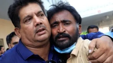 Des proches bouleversés devant l’hôpital PIMS à Islamabad