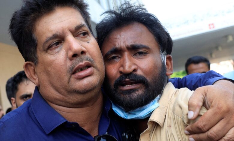 Des proches bouleversés devant l’hôpital PIMS à Islamabad