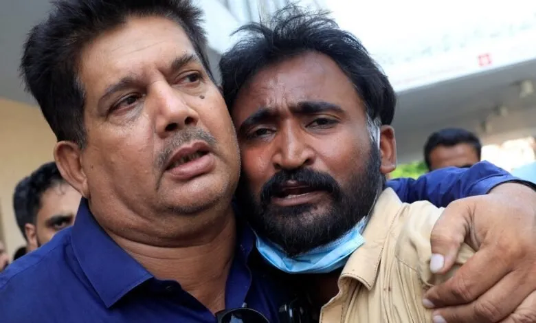 Des proches bouleversés devant l’hôpital PIMS à Islamabad