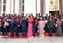 Paul Biya et les Lionnes indomptables avec le trophée de la CAN féminine