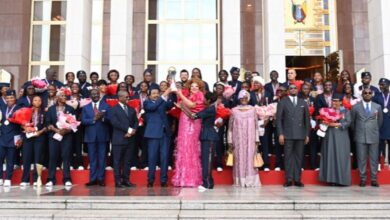 Paul Biya et les Lionnes indomptables avec le trophée de la CAN féminine