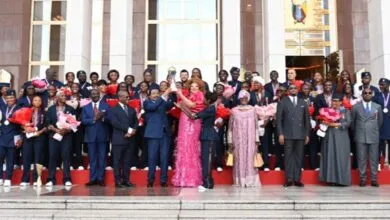 Paul Biya et les Lionnes indomptables avec le trophée de la CAN féminine