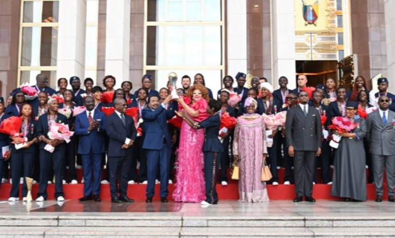 Paul Biya et les Lionnes indomptables avec le trophée de la CAN féminine