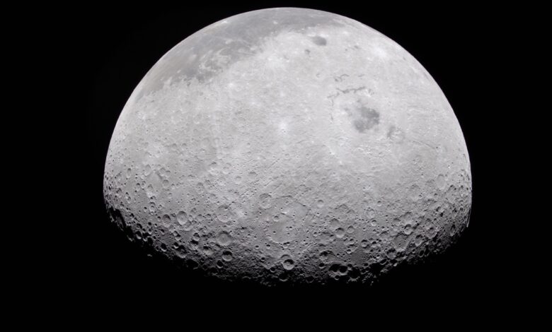 Surface cratérisée de la Lune photographiée par la NASA