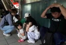 Des habitants participent à un exercice de défense dans le métro de Taipei