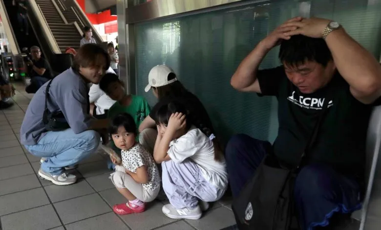 Des habitants participent à un exercice de défense dans le métro de Taipei