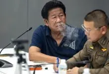 L’ancien député thaïlandais Chalong Riewrang dans un commissariat de Nonthaburi