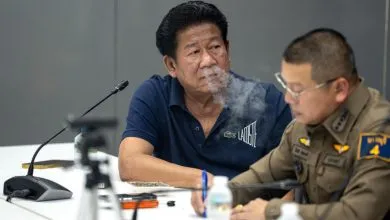 L’ancien député thaïlandais Chalong Riewrang dans un commissariat de Nonthaburi