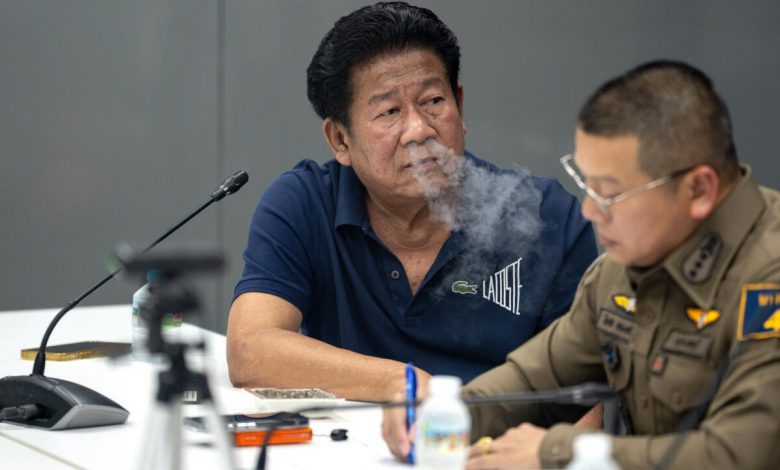 L’ancien député thaïlandais Chalong Riewrang dans un commissariat de Nonthaburi