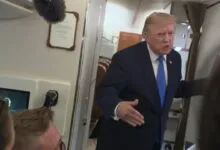 Donald Trump s’adressant à la presse à bord d’Air Force One