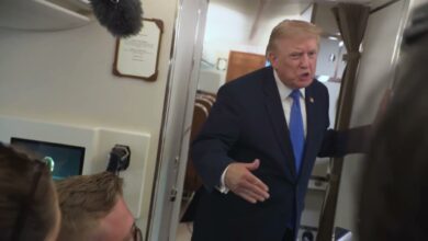 Donald Trump s’adressant à la presse à bord d’Air Force One