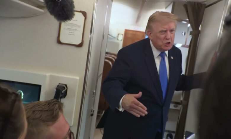 Donald Trump s’adressant à la presse à bord d’Air Force One