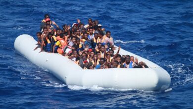 Plusieurs migrants à bord d'une embarcation pneumatique en Méditerranée