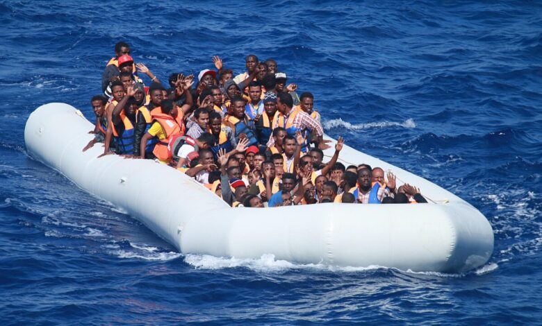 Plusieurs migrants à bord d'une embarcation pneumatique en Méditerranée