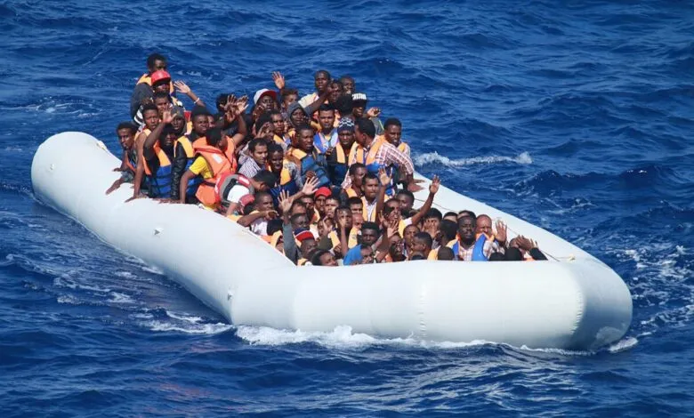 Plusieurs migrants à bord d'une embarcation pneumatique en Méditerranée