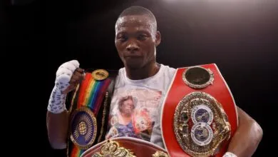 Zolani Tete portant plusieurs ceintures de champion de boxe