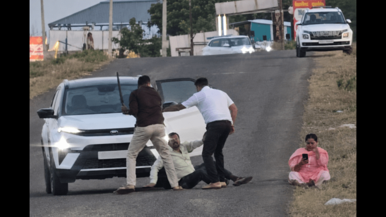 Un homme et sa femme malade battus par leurs fils pour un terrain vendu pour ses soins : vidéo