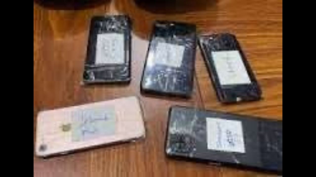 Un voleur de téléphones avale 5 cartes SIM en pleine arrestation pour effacer les preuve