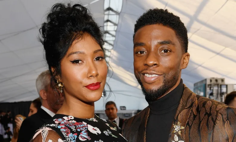 La famille de Chadwick Boseman est en conflit avec sa veuve au sujet d&rsquo;un documentaire qu&rsquo;elle produit