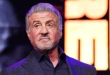 « Mon père m’a donné des coups de pied dans le ventre. Ma mère ne m’a jamais… » – L’acteur Sylvester Stallone se confie
