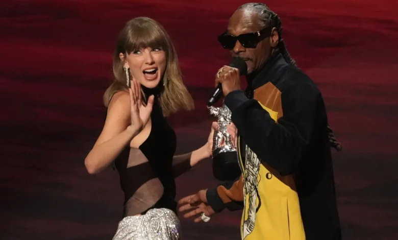 Taylor Swift reçoit un message inattendu de Snoop Dogg à transmettre à Travis Kelce