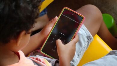 Une étude révèle que le temps passé devant les écrans est plus néfaste pour les enfants que la pauvreté à la naissance