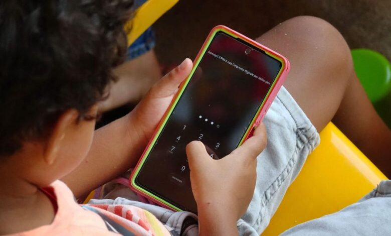 Une étude révèle que le temps passé devant les écrans est plus néfaste pour les enfants que la pauvreté à la naissance