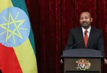 Le Premier ministre éthiopien Abiy Ahmed devant le drapeau national