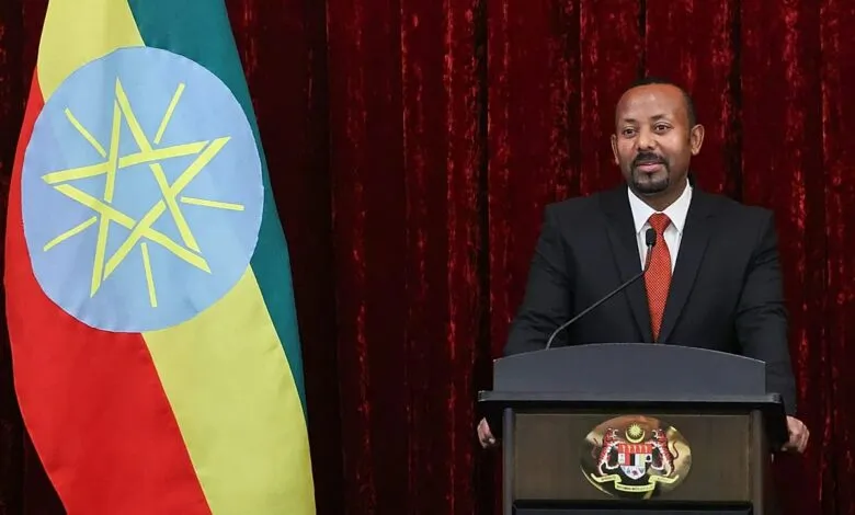 Le Premier ministre éthiopien Abiy Ahmed devant le drapeau national