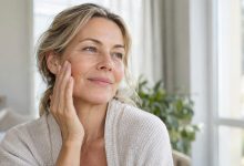 Femme prenant soin de sa peau dans un intérieur lumineux