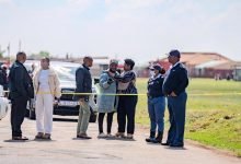 Familles et policiers près du périmètre de sécurité à KwaThema