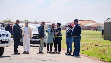Familles et policiers près du périmètre de sécurité à KwaThema