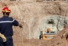 Un secouriste et une pelleteuse sur le site des recherches pour retrouver Ayoub en Algérie
