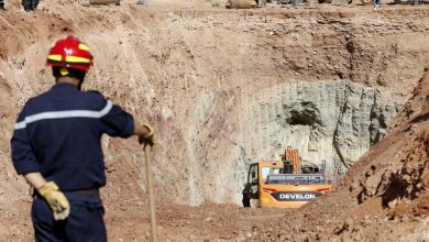 Un secouriste et une pelleteuse sur le site des recherches pour retrouver Ayoub en Algérie